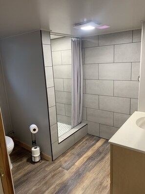 Dusj, hårføner, håndklær og såpe