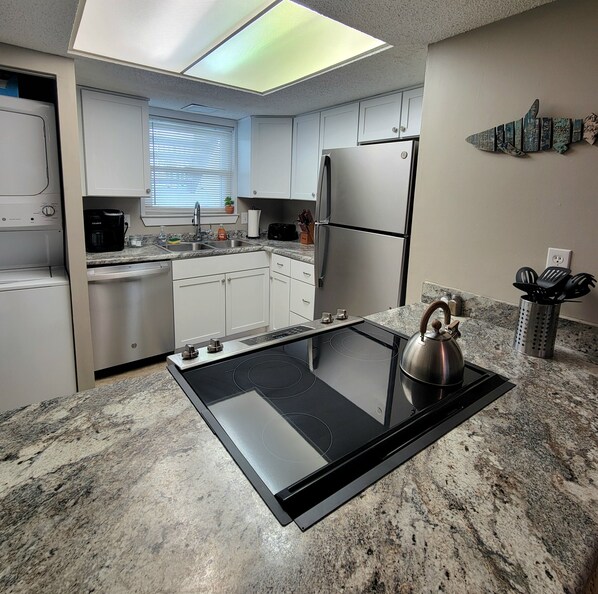 Refrigerador, microondas, horno y parrilla de estufa