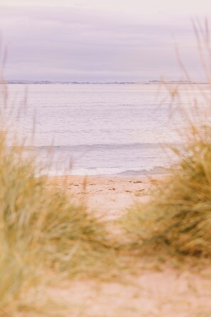 Beach nearby, white sand - Dornoch Station (Dornoch)