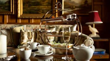 Breakfast, lunch, dinner served; ocean views