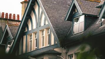Il s’agit d’un bâtiment traditionnel, caractérisé par des toits à forte pente, des lucarnes et une cheminée.