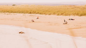 Una spiaggia nelle vicinanze, sabbia bianca