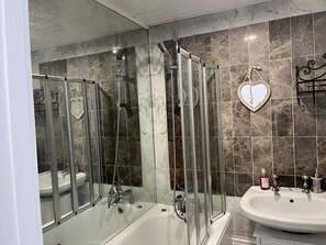 Apartment | Badezimmer | Badewanne und Dusche (separat), Komfortbadewanne, Handtücher