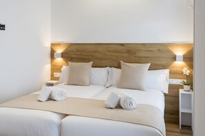 Escritorio, insonorización, tabla de planchar con plancha y wifi gratis 