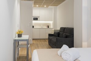 Desk, soundproofing, iron/ironing board, free WiFi - Elegant Rooms Lasarte (Lasarte-Oria)