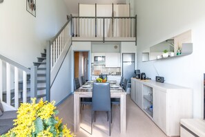 Geladeira, micro-ondas, lava-louças, cafeteira/chaleira