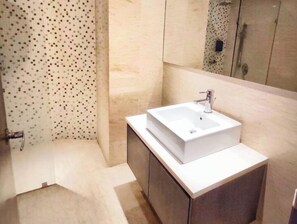 Hair dryer, towels, soap, shampoo - 3BR Stay at Regalia Suite KL, Nr Sunway Putra 中文房东 (Kuala Lumpur)