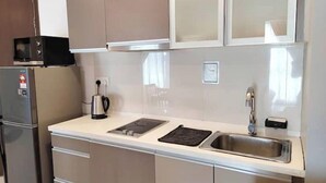Fridge, microwave, stovetop, electric kettle - 3BR Stay at Regalia Suite KL, Nr Sunway Putra 中文房东 (Kuala Lumpur)
