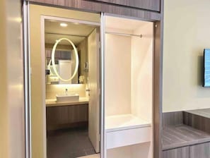 Sèche-cheveux, serviettes fournies, savon, shampoing