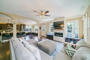 Smart TV, fireplace, books, computer monitors - South End Home: Pool + Spa+ Firepit+ Arcade (Charlotte)