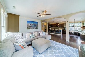 Smart TV, fireplace, books, computer monitors - South End Home: Pool + Spa+ Firepit+ Arcade (Charlotte)