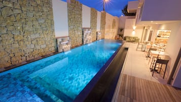 AuĂenpool, geöffnet von 09:00 Uhr bis 21:00 Uhr, LiegestĂŒhle