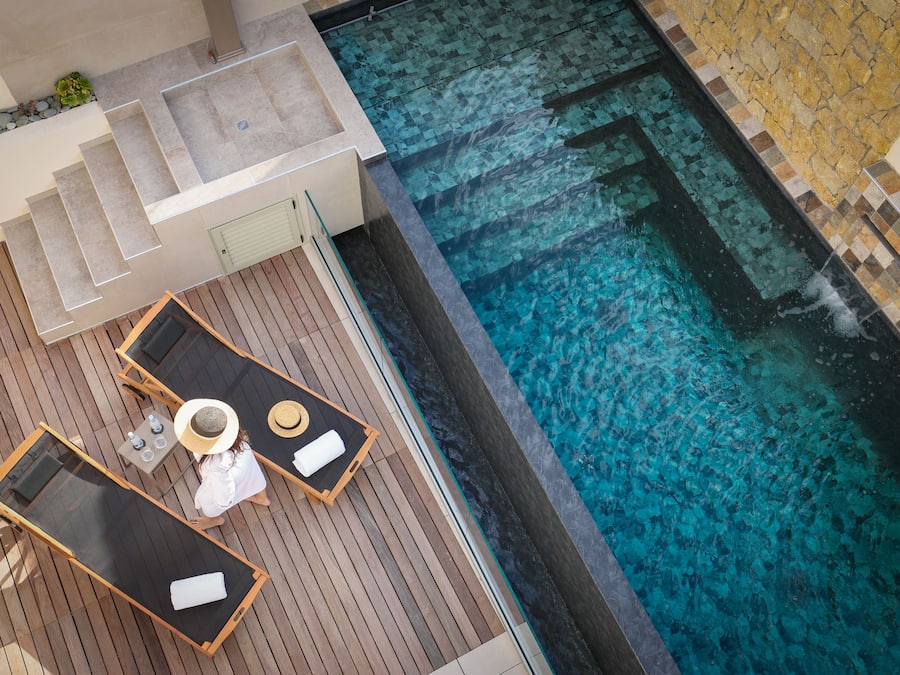 Utomhuspool med öppettider 09.00 till 21.00, och solstolar