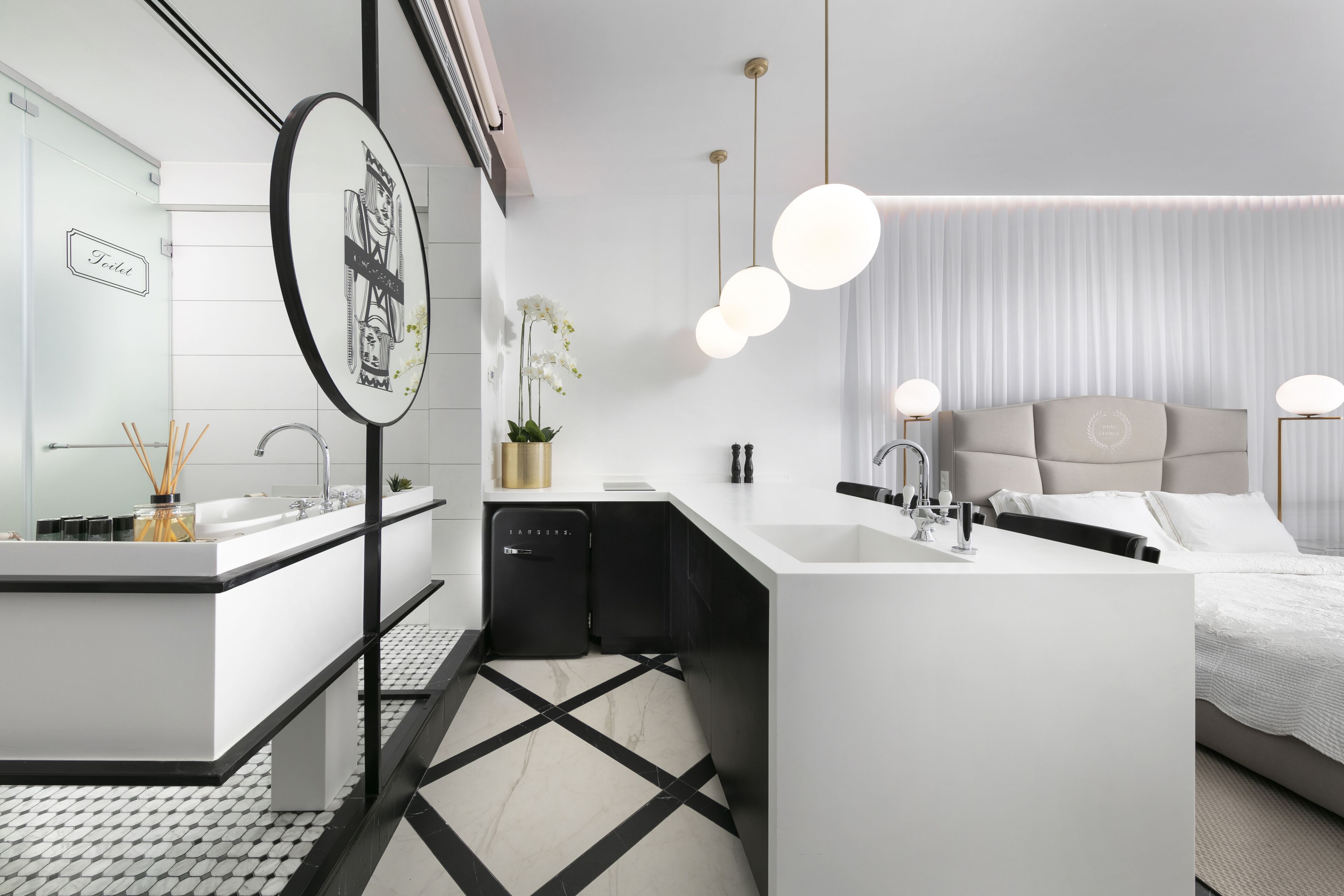 Televisi plasma 55-inci dengan saluran TV satelit dan TV