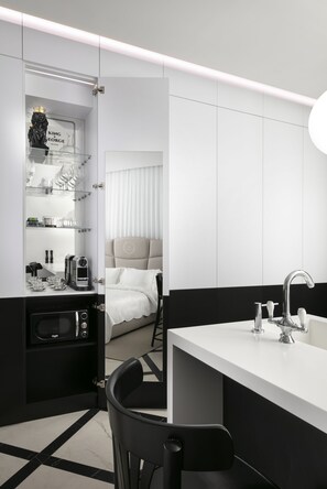 55-inch plasma TV with satellite channels, TV - King George Suites (Jerusalem)