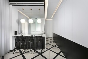 55-inch plasma TV with satellite channels, TV - King George Suites (Jerusalem)