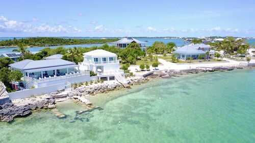 Luxury oceanfront villa 1BR, protected dock, private & gated peninsula