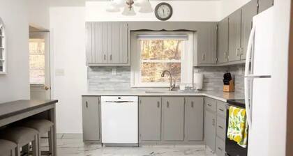 Higashi: New Paltz family home with King bed minutes to downtown