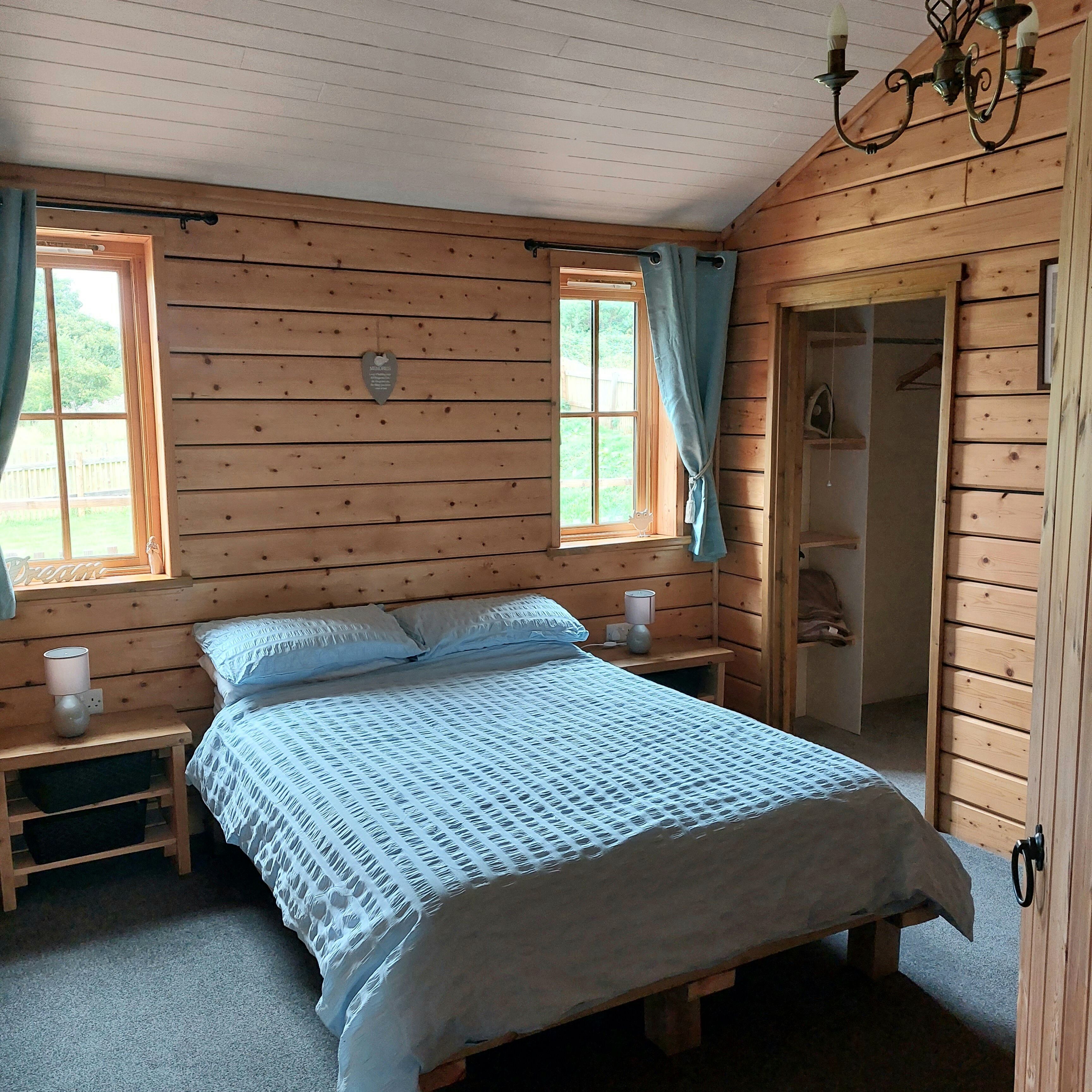 3 dormitoris, planxa i posts de planxar i un bressol de viatge 