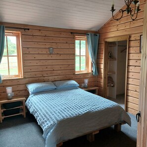 3 habitaciones, tabla de planchar con plancha y cuna de viaje