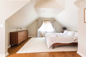 3 bedrooms, desk, iron/ironing board, free WiFi - Modern & Spacious 1908 Home (Stratford)