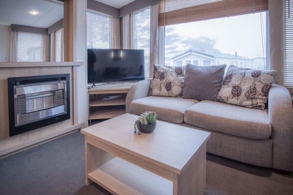 Smart TV, fireplace