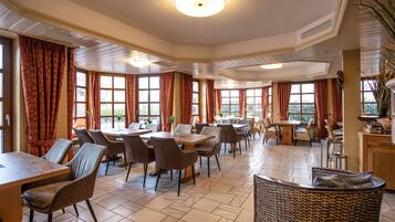 Daily buffet breakfast (EUR 19.50 per person)