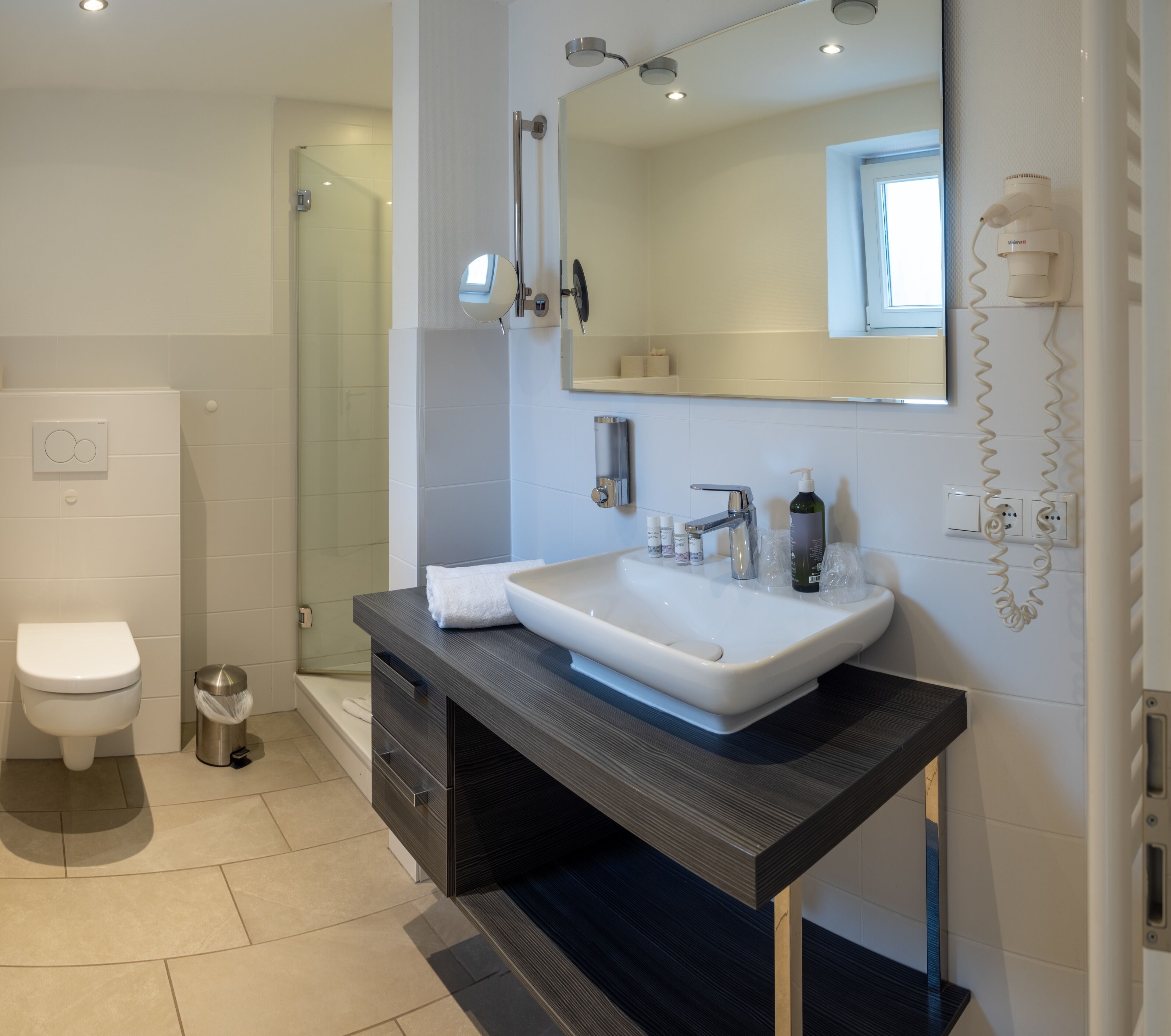 Studio | Badezimmer | Dusche, kostenlose Toilettenartikel, Haartrockner, Handtücher