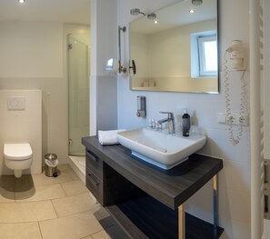Studio | Badezimmer | Dusche, kostenlose Toilettenartikel, Haartrockner, Handtücher