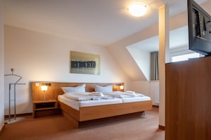 Hypo-allergenic bedding, individually furnished, travel crib, free WiFi