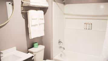Ein Badezimmer mit Toilette, Waschbecken und Badewanne.