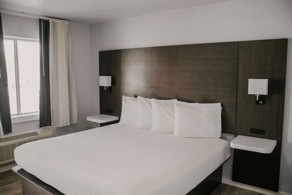 غرفة - سرير ملكي - لغير المدخنين - ثلاجة وميكروويف | ألحفة محشوة بالريش ومكتب ومساحة عمل للكمبيوتر المحمول وواي فاي مجانًا