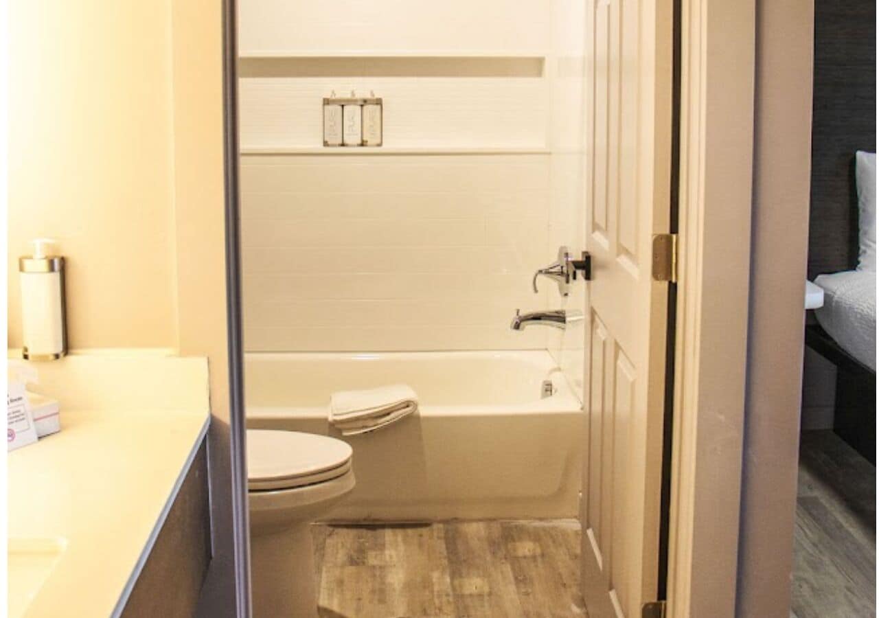 Ein kleines Badezimmer mit Toilette, einer Badewanne und einem Waschbecken.