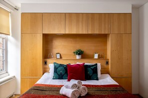 4 bedrooms, iron/ironing board, Internet, bed sheets - Park Lane 4-bed huge Designer pad (London)