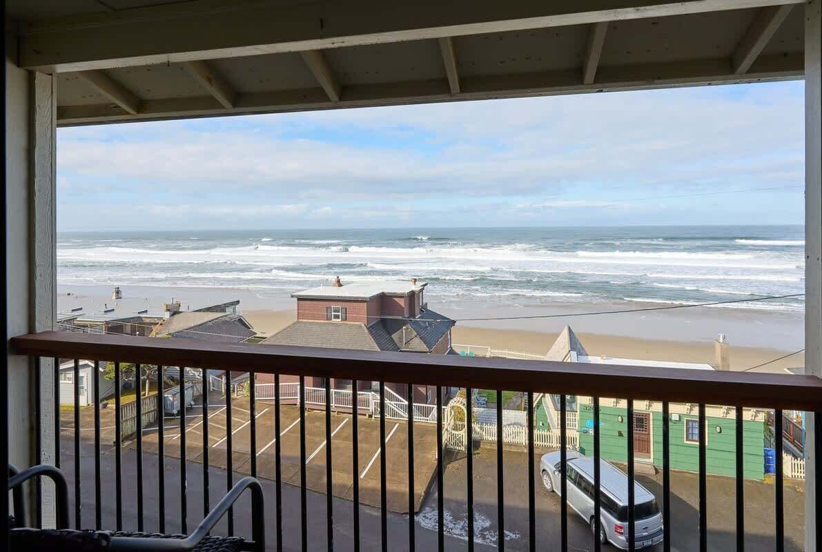 Un balcón con vista a la playa y al océano.