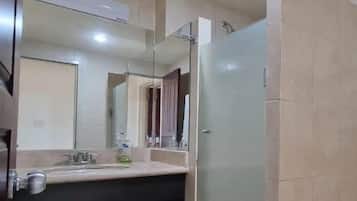 Condo clásico | Baño | Regadera y regadera tipo lluvia