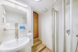 Economy Double or Twin Room | Bathroom | Hair dryer - Hotel Garni Café Nuss (Grainau)