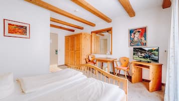 1 bedroom, desk, free WiFi, bed sheets