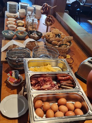 Daily buffet breakfast (EUR 15 per person) - Hotel Garni Café Nuss (Grainau)