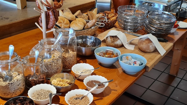 Un bufé de desayuno con diversos alimentos y recipientes.