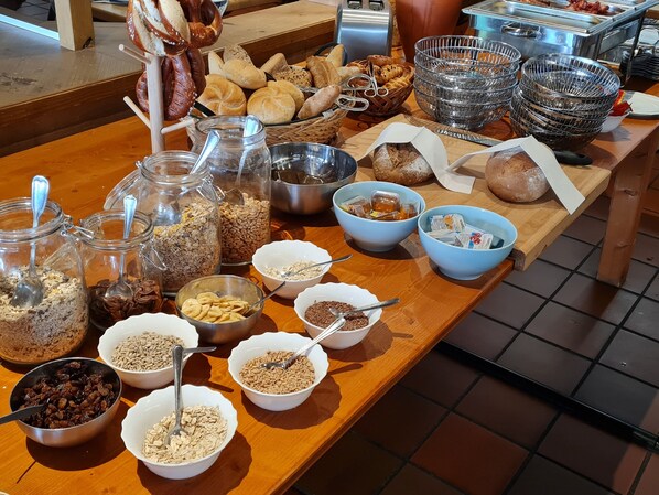 Daily buffet breakfast (EUR 15 per person) - Hotel Garni Café Nuss (Grainau)