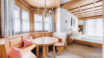 Junior-Suite | Essbereich im Zimmer