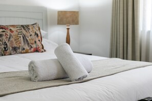 Economy Double or Twin Room | Premium bedding, pillow-top beds, individually decorated - Emmarentia Guest house  (Randburg)