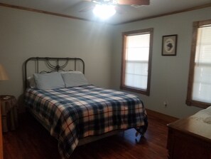 2 bedrooms, iron/ironing board, bed sheets