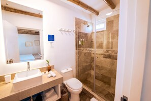 Superior Room | Bathroom | Shower, hair dryer, towels, soap - Atoq Paracas Reserva (Paracas)