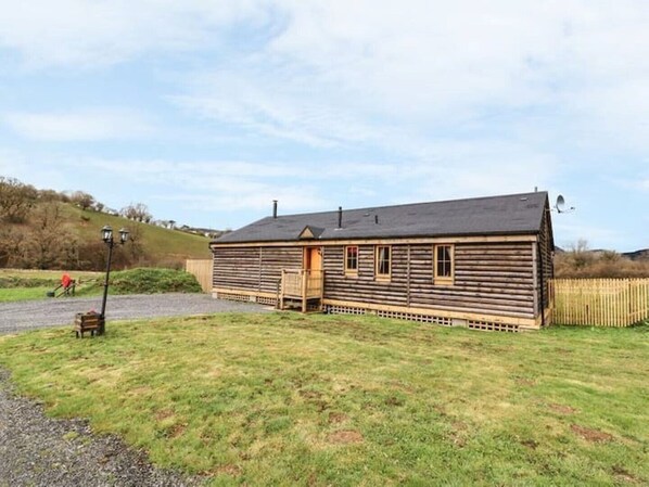 Exterior - Alpaca-6 berth, dog friendly cabin with hot tub (Llanbrynmair)