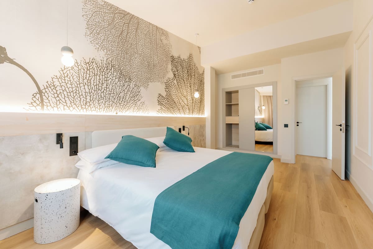 Iron/ironing board (on request), bed sheets