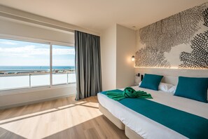 Iron/ironing board, bed sheets