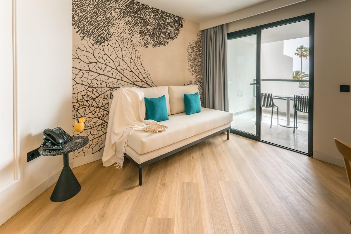 1 habitación, tabla de planchar con plancha y ropa de cama