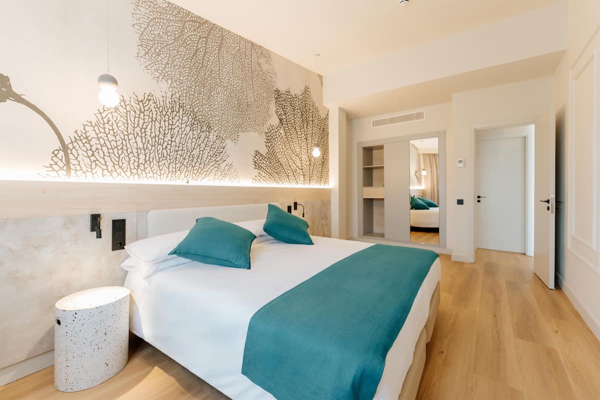 1 habitación, tabla de planchar con plancha y ropa de cama